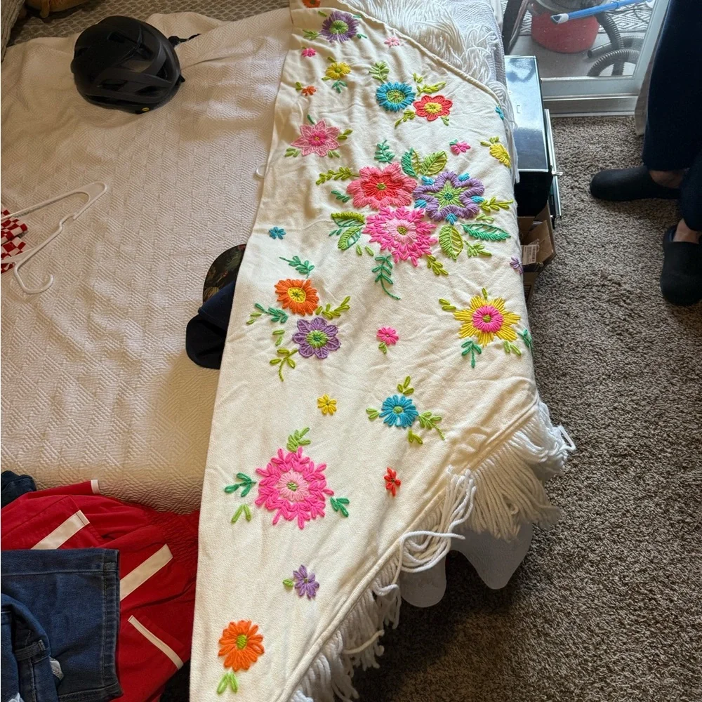 VINTAGE Floral Embroidered Shawl with Fringe - Picture 3 of 4